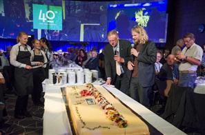 ONS-sjef Leif Johan Sevland og Aslak Sira Myhre delte ut kake. Foto: Atle Espen Helgesen