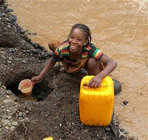 Jenter går mange timer daglig for å hente vann til familien sin. På den farefulle veien kan de bli utsatt for overfall og voldekt. Foto: Trygve Eriksen